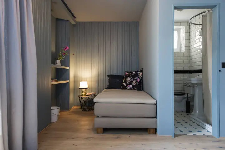 Badezimmer und Ausschnitt des Familienzimmers vom Hotel in Brig