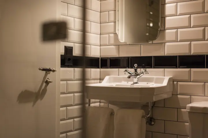 Attic Loft Suite - original English Bathroom