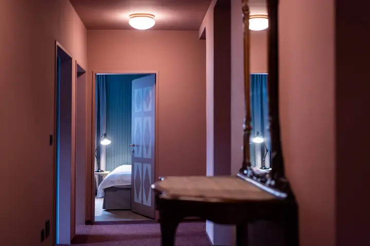 Flur vor Einzelzimmer in Rottönen vom Hotel in Brig