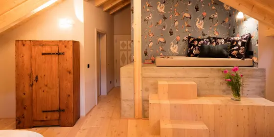 Attika Suite mit Holzschrank im Hotel de Londres in Brig