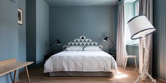 Doppelzimmer in Blau im Hotel de Londres in Brig