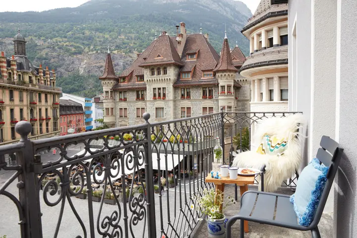 Blick vom Zimmer-Balkon auf den Sebastiansplatz in Brig