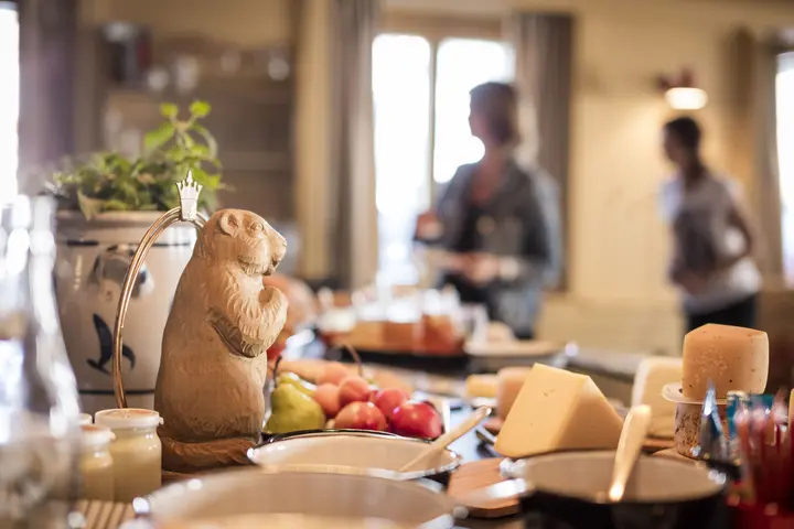 Hausgemachte Spezialitäten und Walliser Produkte beim Brunch in Brig