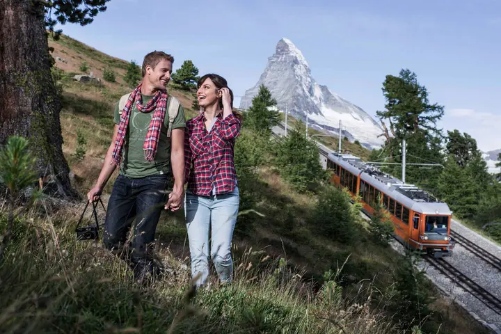 Wanderer mit Matterhorn im Hintergrund