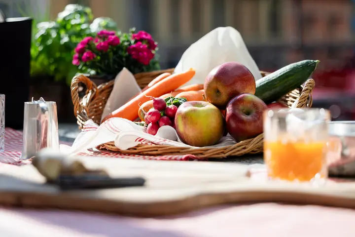 Saveurs locales et brunch sur la terrasse. Produits locaux et spécialités fraîchement préparées servis sur la terrasse de l’Hotel de Londres.