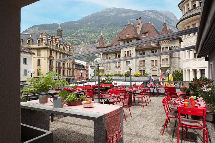 Brunch en terrasse aux saveurs du Valais. Brunch sur la terrasse ensoleillée avec saveurs du Valais et service attentionné.