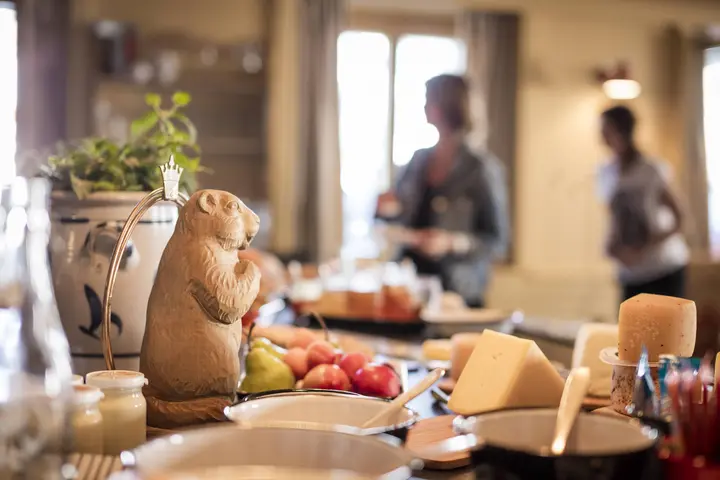 Murmeli-Maskottchen vom Hotel de Londres auf der Bar mit Lebensmitteln