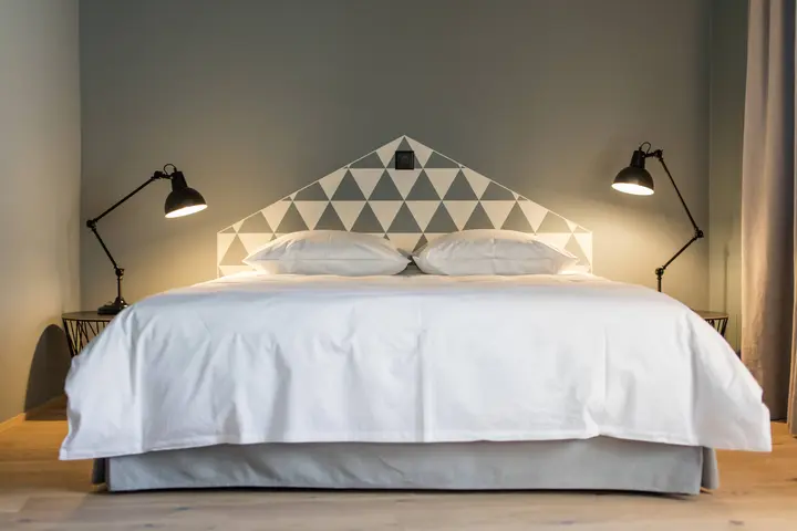 Doppelbett des Doppelzimmers vom Hotel de Londres in Brig