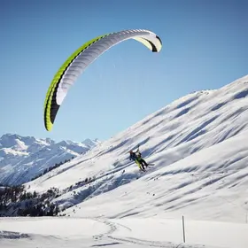 Gleitschirmfliegen über dem Wallis