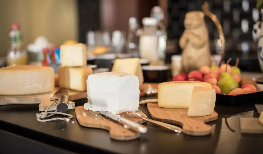 Käse aufgeschnitten in der Wohnstuba des Hotel de Londres in Brig