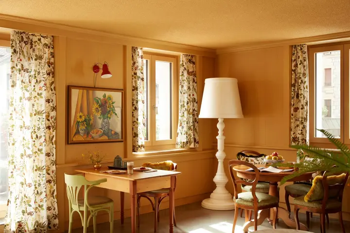 Homemade brunch specialities served in the charming Wohnstuba with Valais character and British flair.