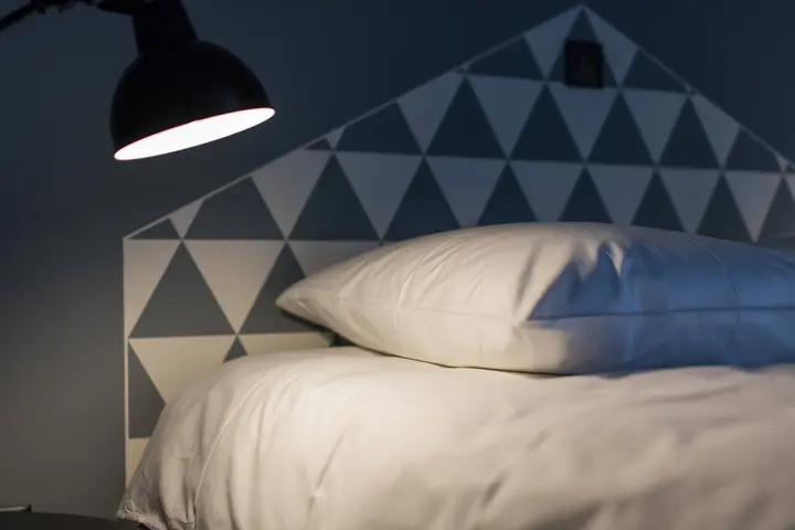 Bett des Einzelzimmers in Blau