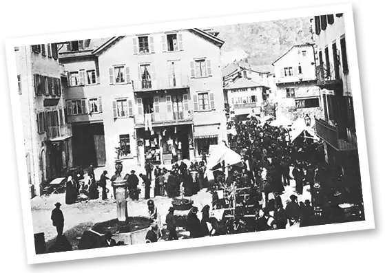 Marché de la ville de Brigue sur la Sebastiansplatz devant l'Hôtel de Londres