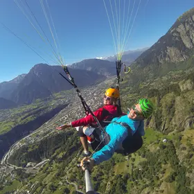 Gleitschirmfliegen über dem Wallis