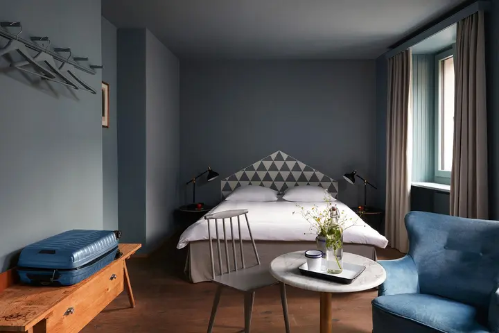Doppelbett des Doppelzimmers vom Hotel de Londres in Brig