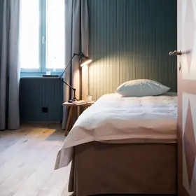 Einzelzimmer Bett im Hotel de Londres in Brig